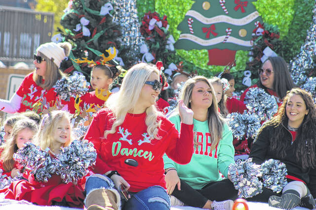 <p>Dancers from the Southern Saphire Dance Academy sit aboard a float at the Lumberton Area Chamber of Commerce’s Lumberton Christmas Parade.</p>
                                 <p>Tomeka Sinclair | The Robesonian</p>