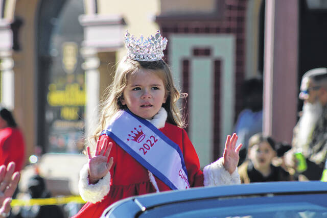 <p>Mini Majestic Annsley Leanor Schmitz waves to the crowd during the Lumberton Christmas Parade held Saturday.</p>
                                 <p>Tomeka Sinclair | The Robesonian</p>